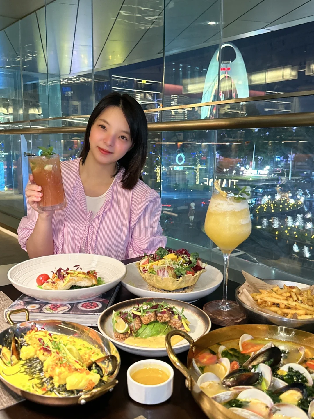 都市丽人要靠漂亮饭充电，打卡天德圣诞树！