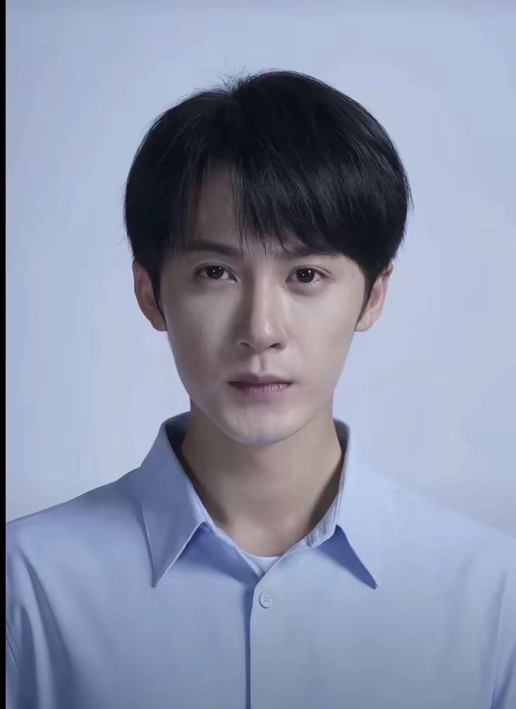 哪怕你拥有长期熬夜导致眼底淡淡的乌青 佩戴戒指留下的戒痕 年龄增长使眼角生出细纹