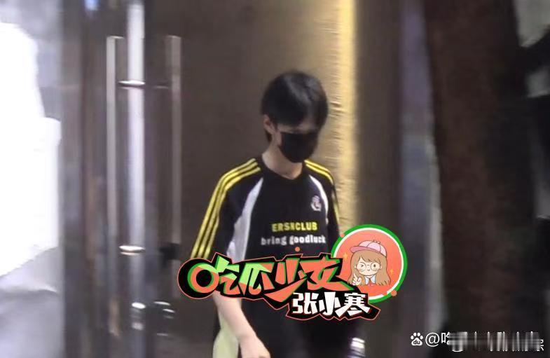 陈都灵护送弟弟林子烨回家陈都灵载着林子烨，结束聚餐踏上归途。先送林子烨回小区，完