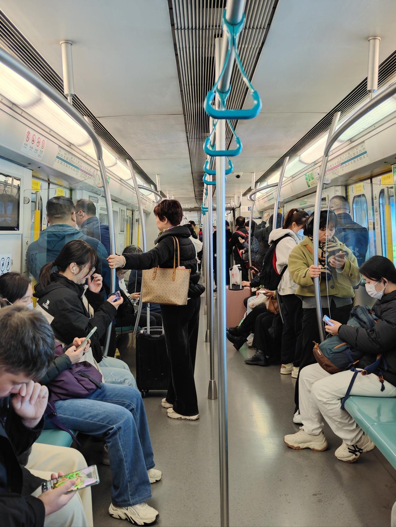 媒体：“围巾擦地”不该成道德及格线近日，江苏一女子在地铁上不小心打翻了携带的奶茶