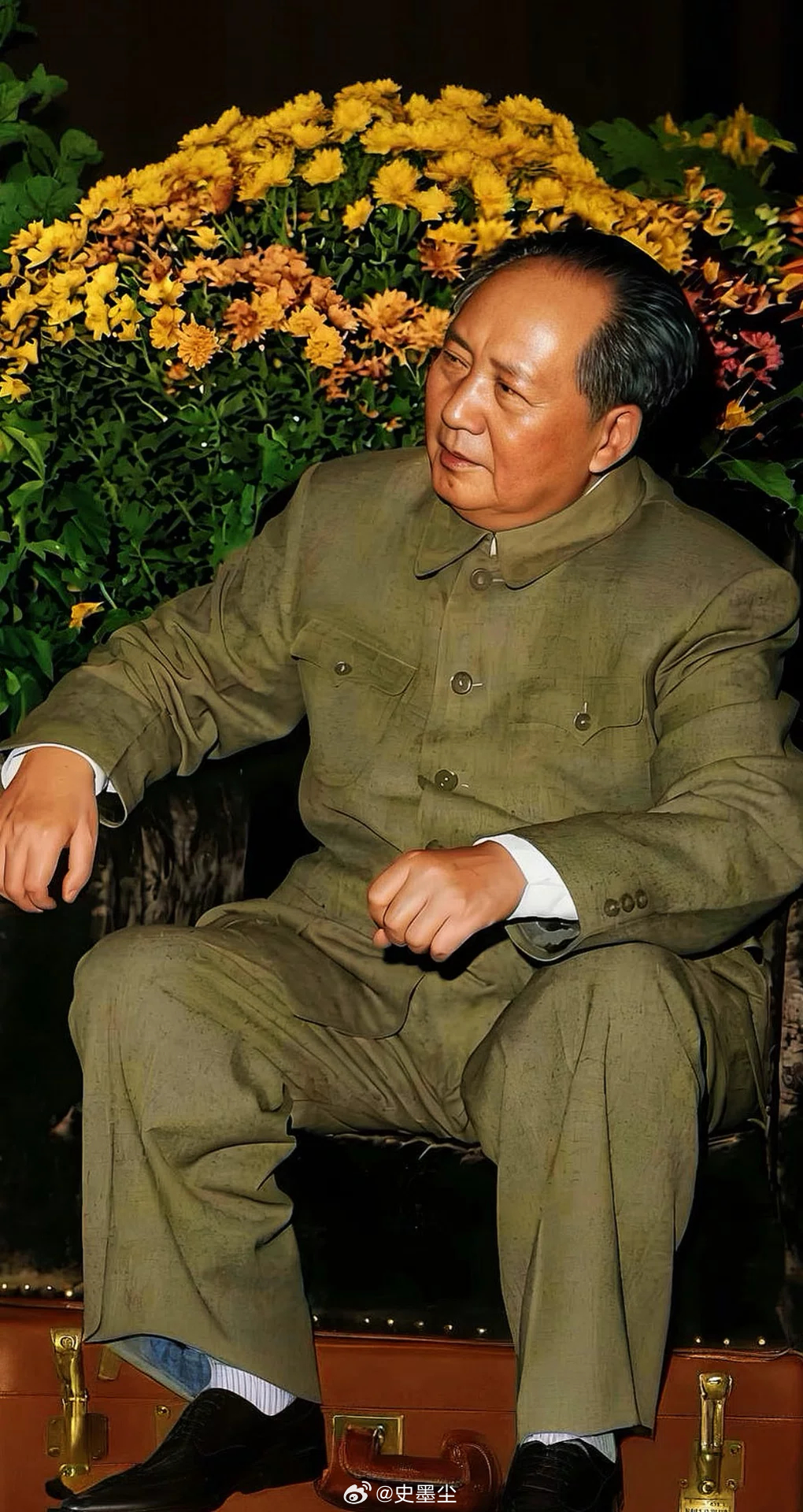 毛泽东同志 永远的红太阳，伟大的导师！东方的领袖，世界的伟人万岁！ 