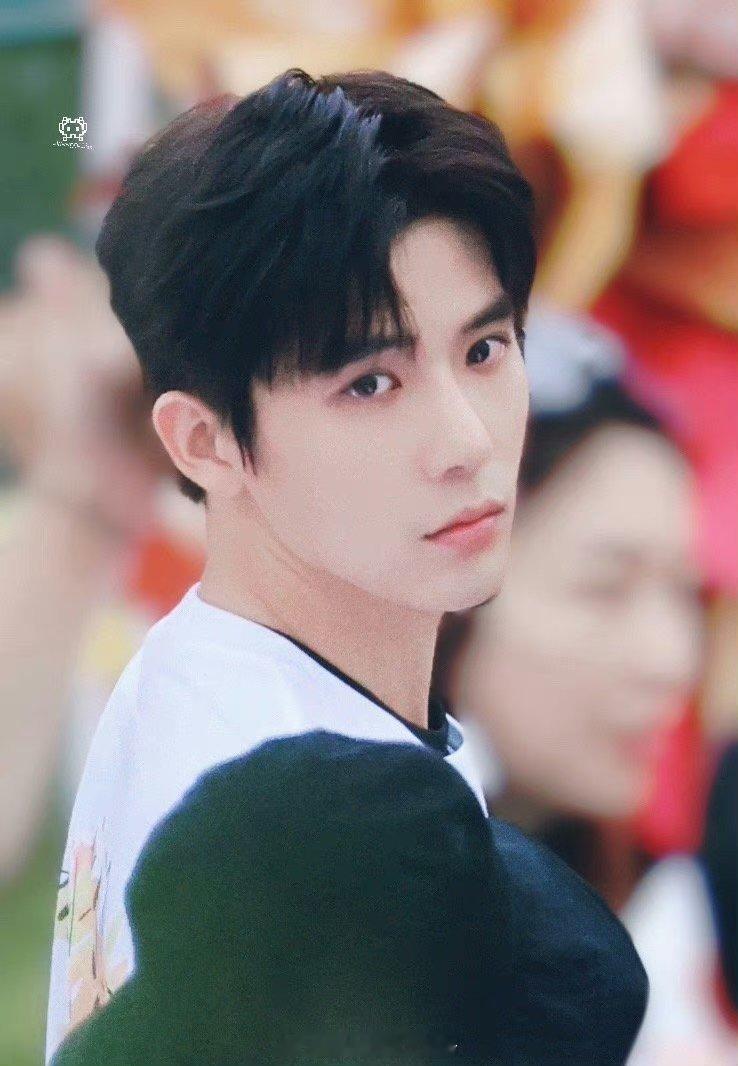 #王安宇白T男大#王安宇穿上白t的模样，简直就是青春校园文里的男主照进了现实，少