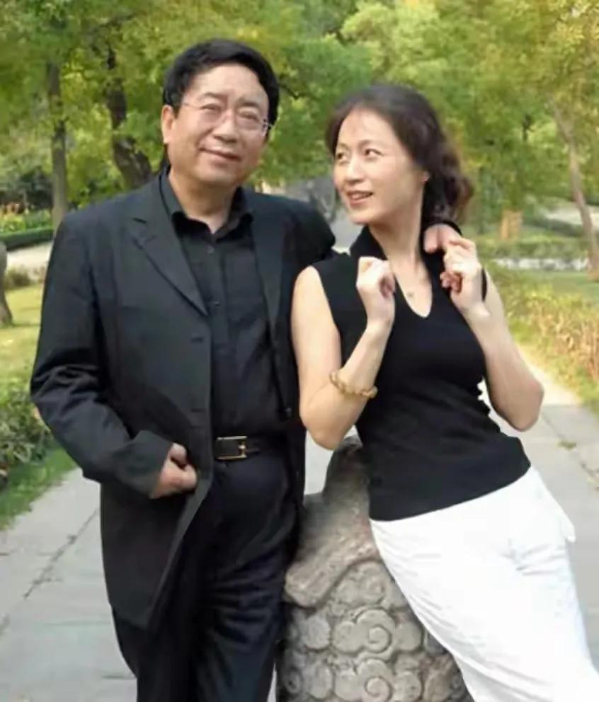 马兰嫁给作家余秋雨，尽管年龄有差距，但为什么结婚后既不唱戏也不生孩子呢？    