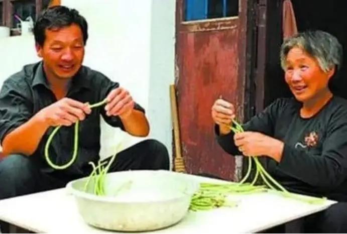 2010年，河北一名小贩在摆摊卖东西时，和一名顾客大娘随口聊了几句。突然，小贩突