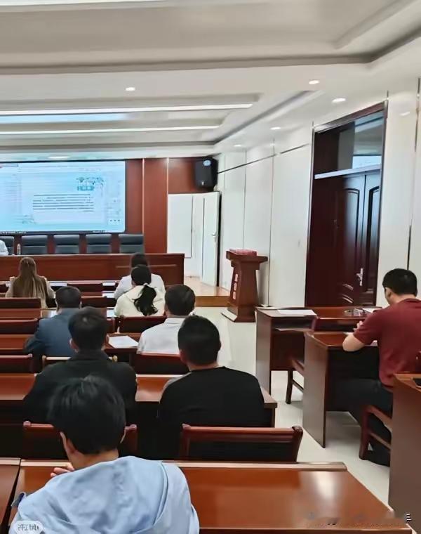 终于有国企回过味了，
把“干部年轻化”的急刹车踩住了！
​之前一提年轻化，“关系