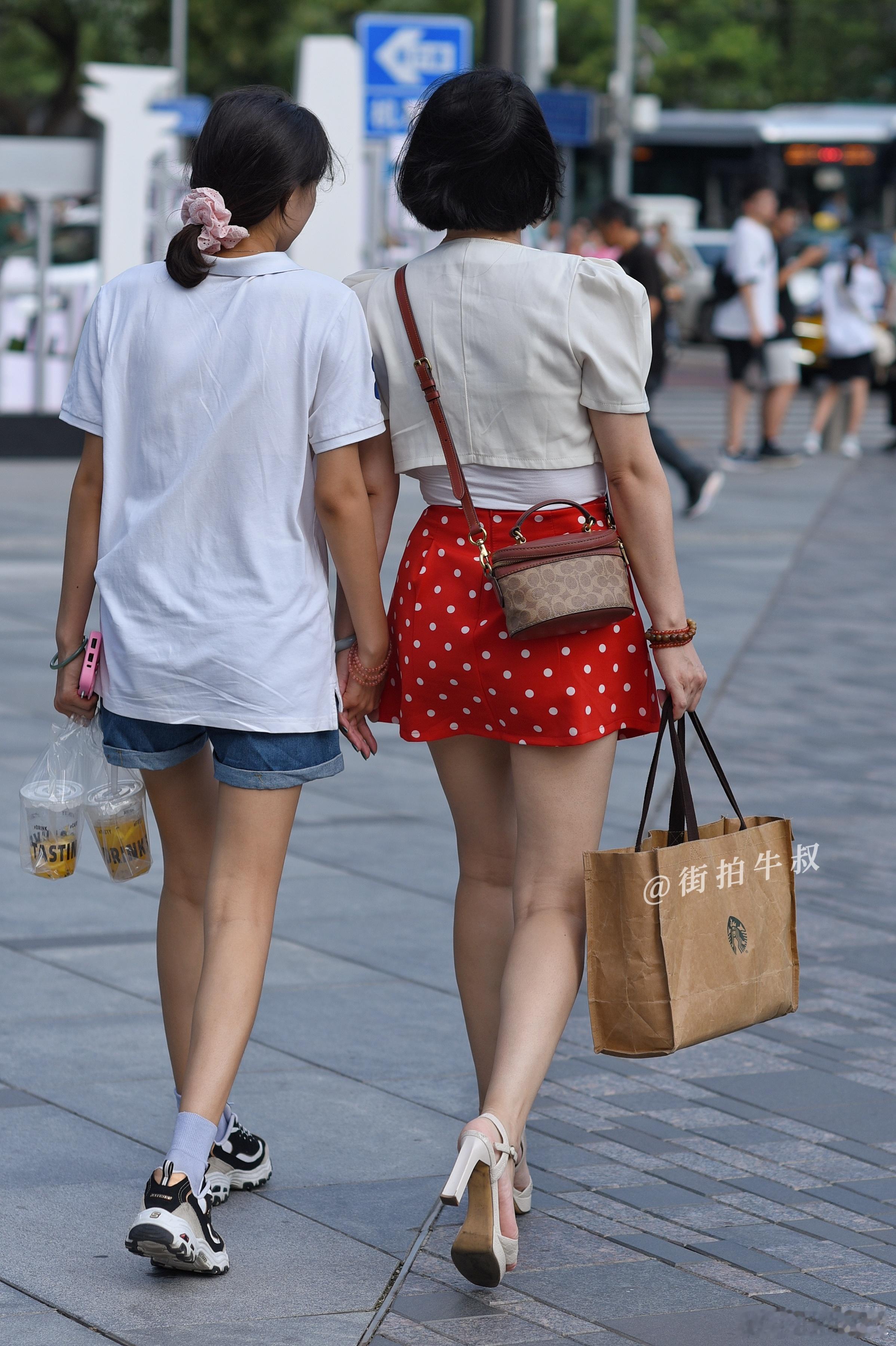 漂亮的红色波点短裙 