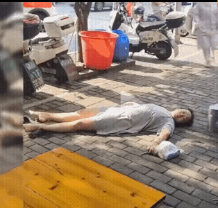 看到一个视频，女子倒在路旁，评论区什么留有。

明天和意外哪个先来，想必大家都知