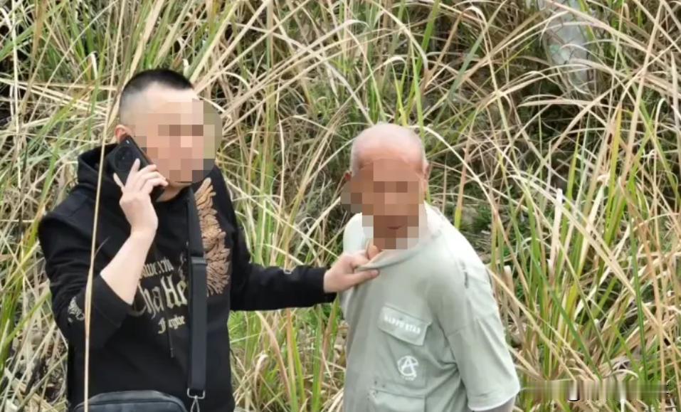 一个人能有多坏？四川南充，有网友用无人机发现了一名在茅草丛中的老人行踪诡异，靠近