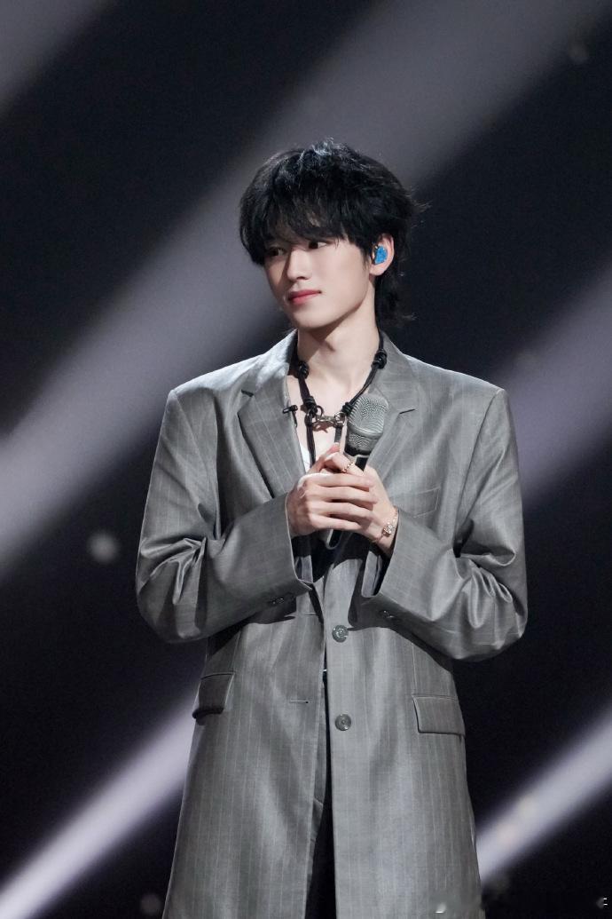 宋亚轩永远保持初心浅灰西装勾勒宋亚轩清俊身形，蓝底玫瑰大片氛围感直击人心，九宫格