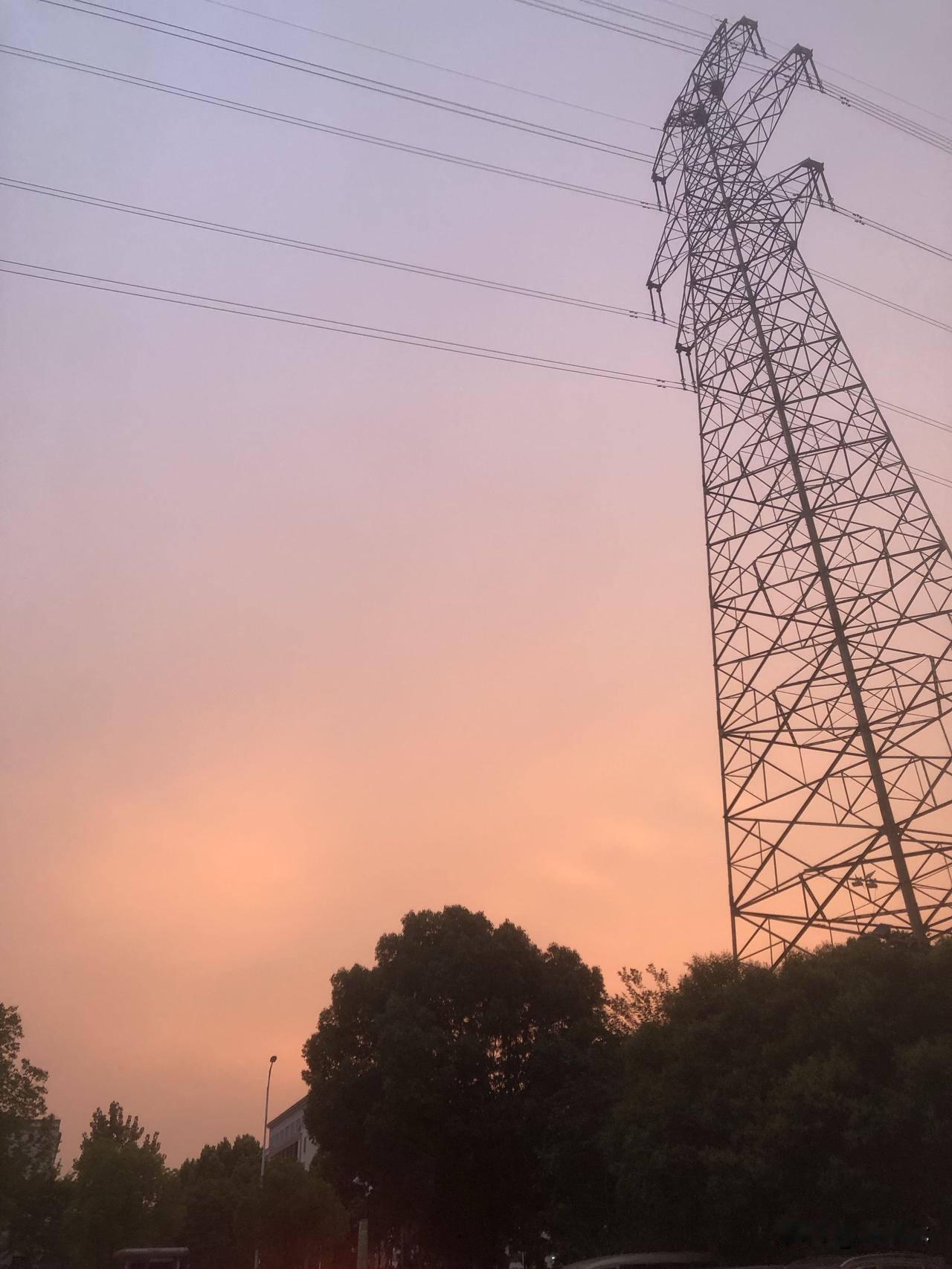 发张你手机里最美的夕阳照可以吗昨天傍晚随手拍下这片晚霞，天空晕染开温柔的橘粉色，