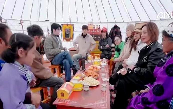 刘嘉玲摘下戴了十年的金燕子，随手送给了草原上放羊的小姑娘。
小姑娘没说话，递给她