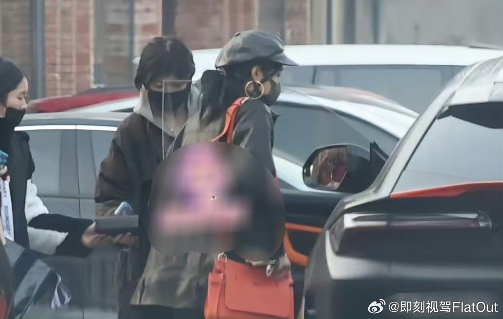 曝关晓彤喜提新车据说是兰博基尼Urus SE插电混动版官方指导价约297.1万元