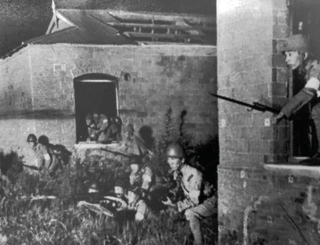 照片为1931年9月19日凌晨，在炮轰了东北军北大营三个小时后，有预谋...