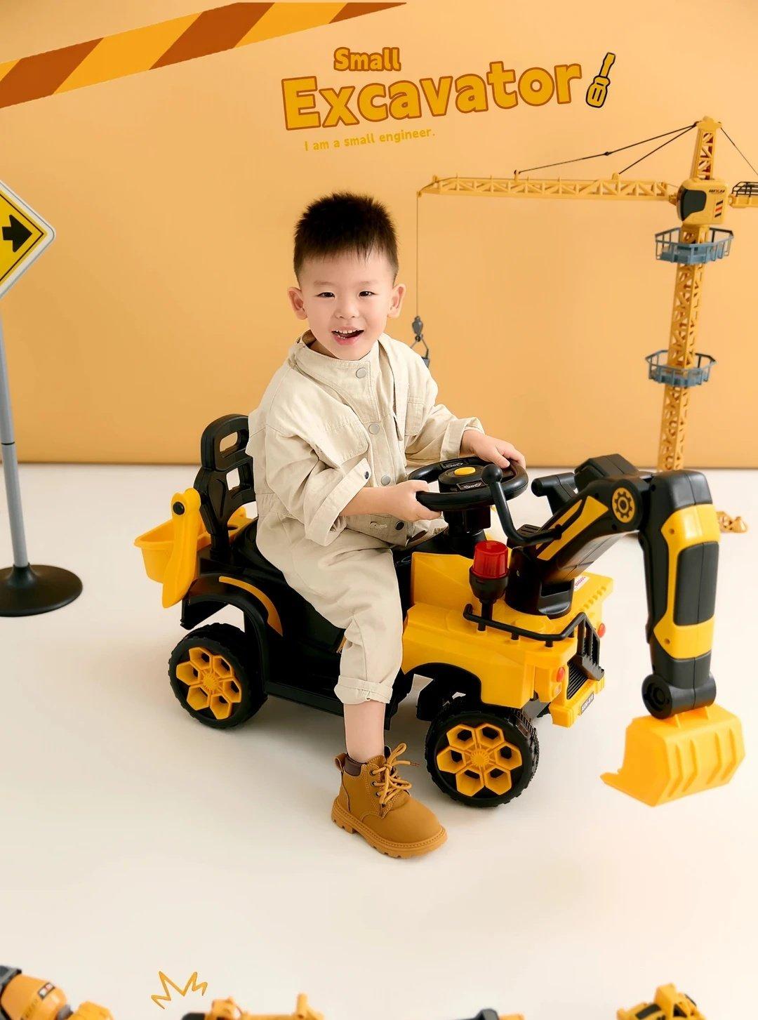 你家那小男子汉是不是也对挖掘机走不动道？说来也怪，我侄子才两岁半，路过工地能蹲那