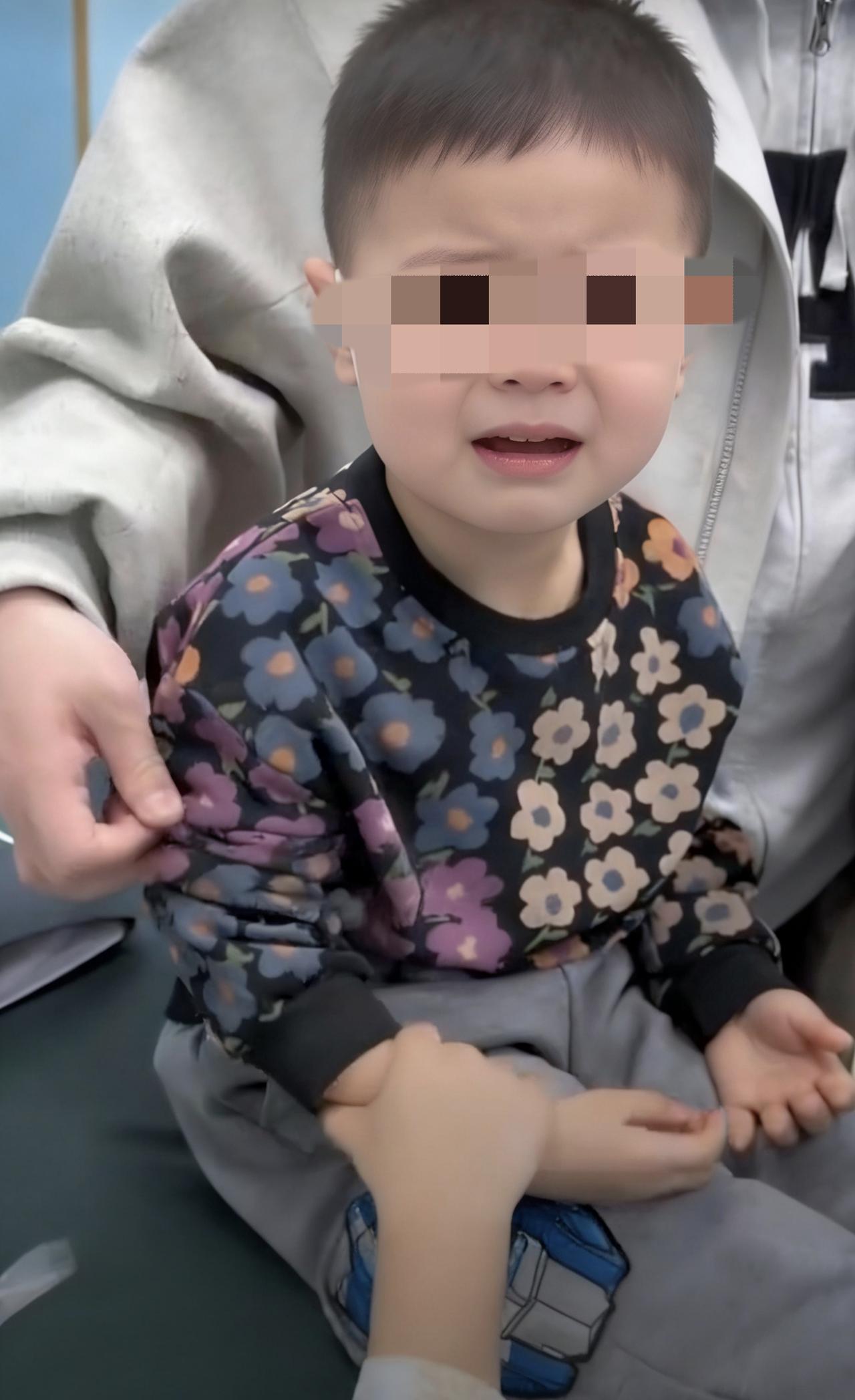 辽宁沈阳，一儿科护士面对怕扎针的宝宝，她先开始和宝宝“商量”，谁知她一番口令后，