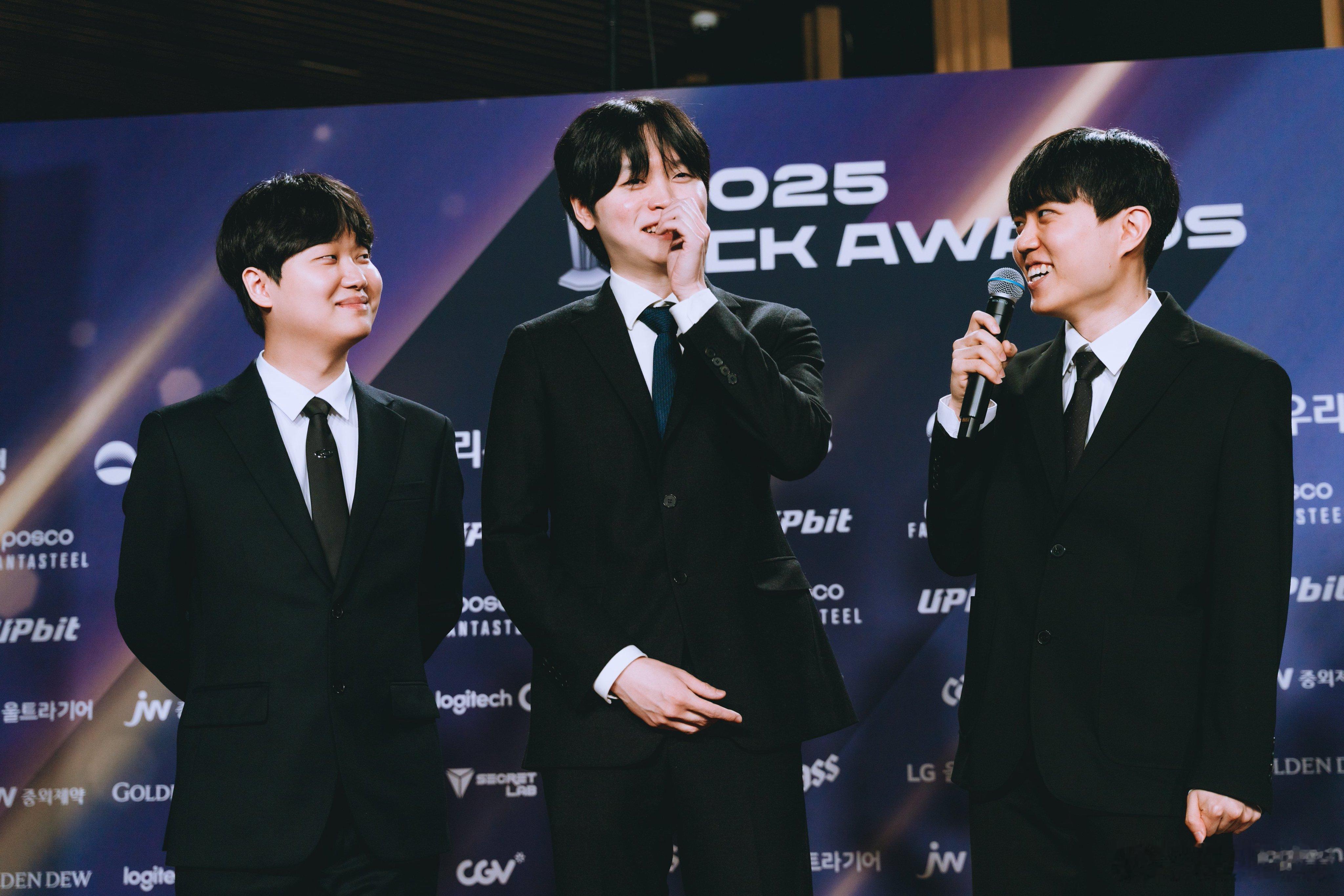 LCK官方出图，三个人好可爱吖，不过Cuzz你的手怎么攥得紧紧的2025lck红