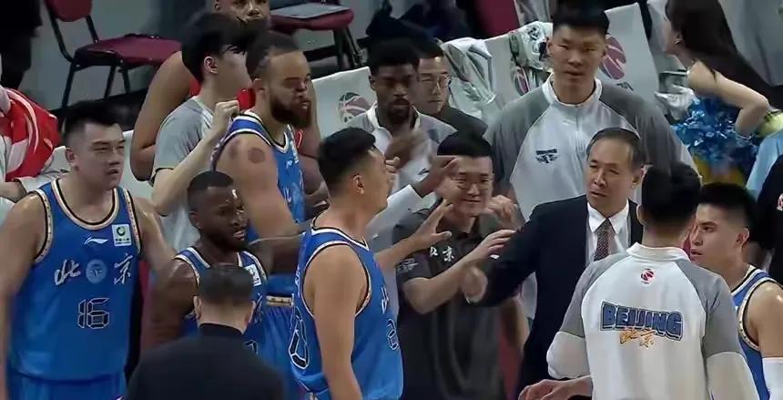 许利民又“作妖”？换人惹怒外援却神奇逆转，北京锁定季后赛！

昨晚的CBA赛场，