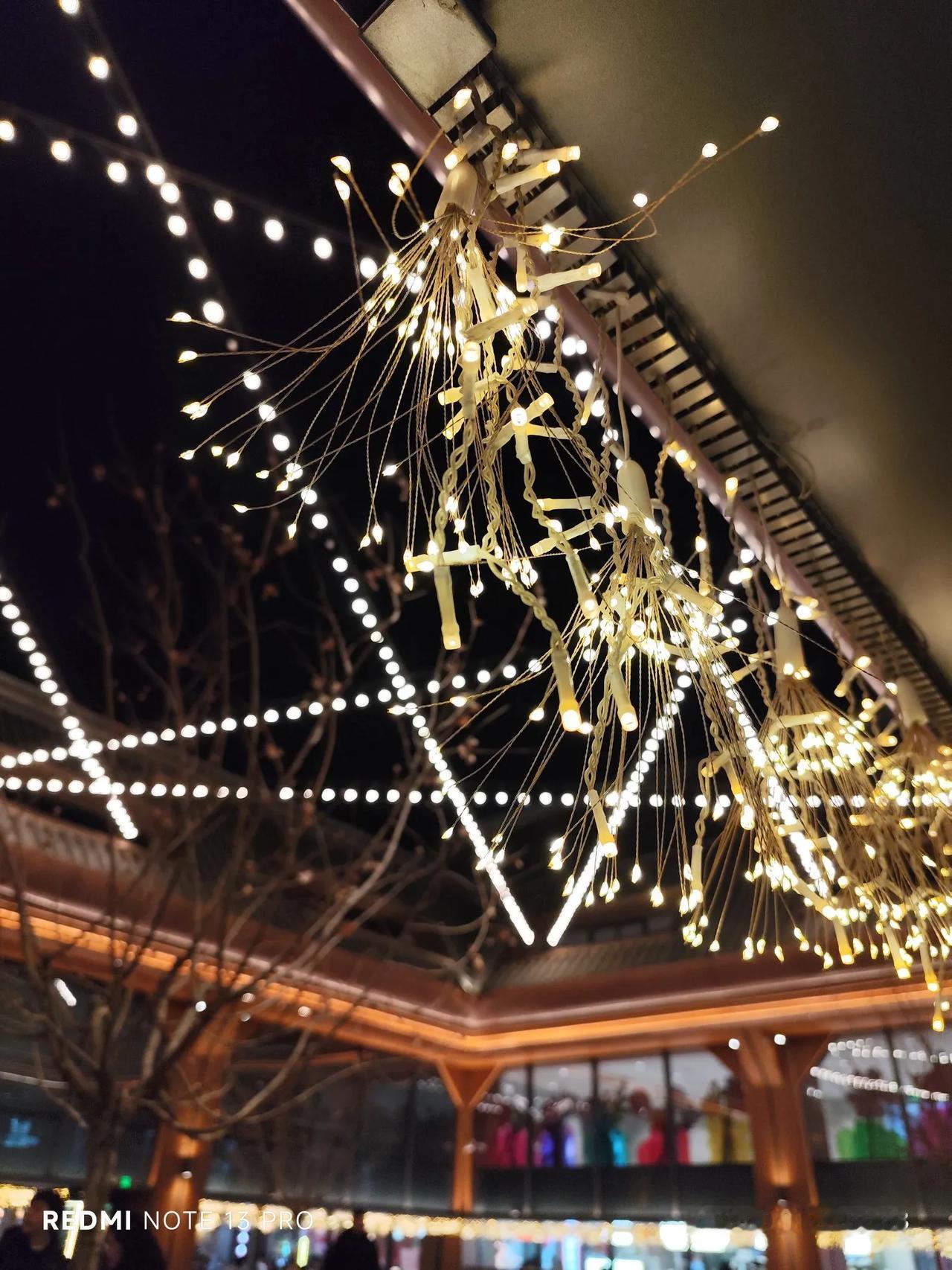 人到老年最值得炫耀的是什么?老年最值得炫耀的是两件事。
第一件，身体健康，自己可