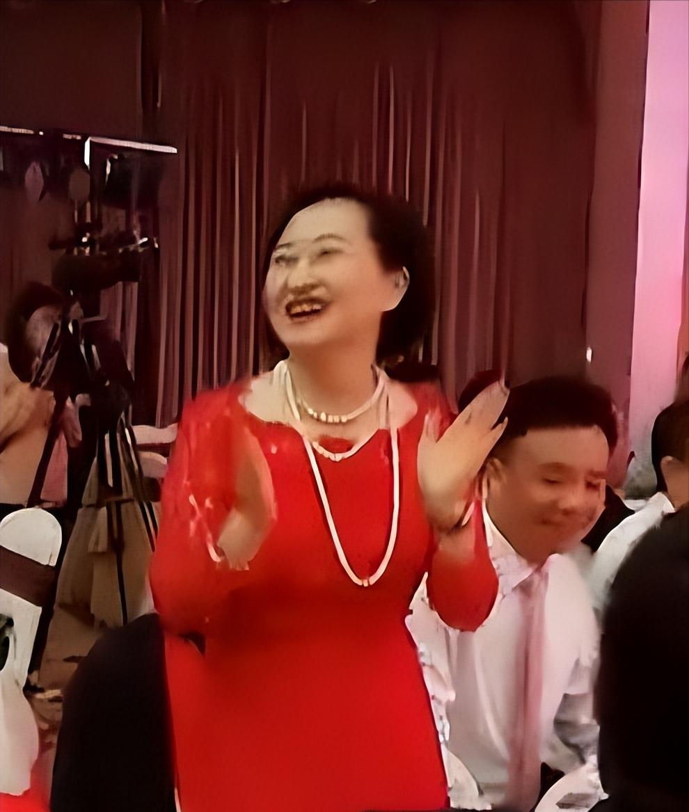 梅夫人，是梅向荣的妻子，她长得是相当的漂亮。眉毛粗而舒展，浓淡相宜。眼睛大而明亮