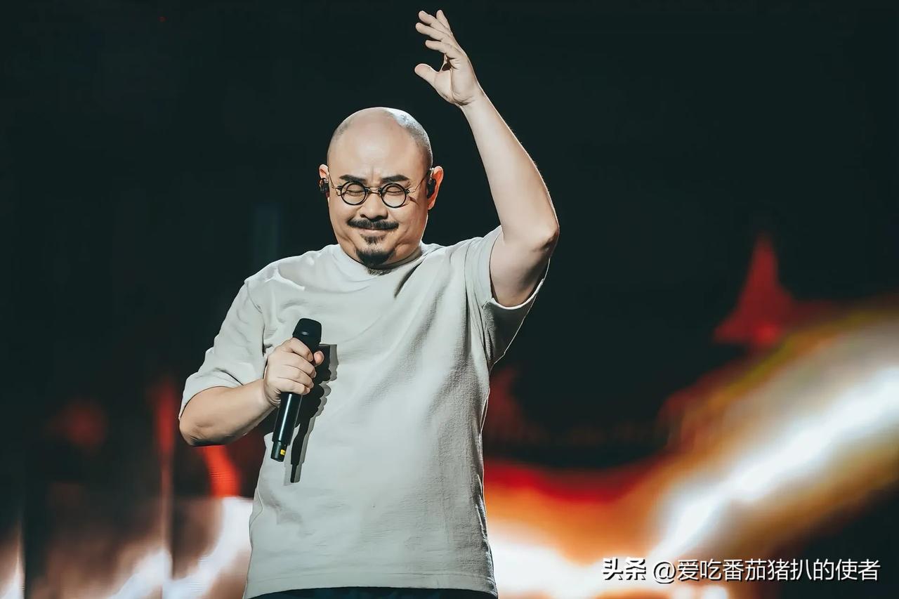 刀郎能得到众多支持是多方面原因。
他的原创歌曲很接地气。像他经历诸多坎坷，四处漂