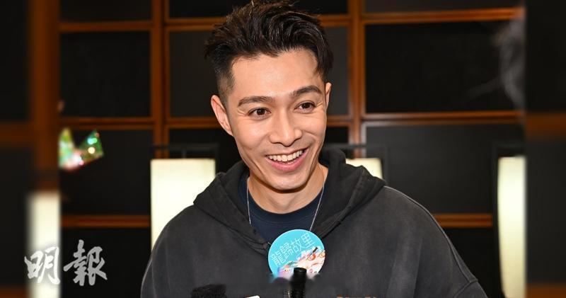 明报：周柏豪不支持子女入行 演艺路残酷难测 幸运为成功主因周柏豪今天（31日）出