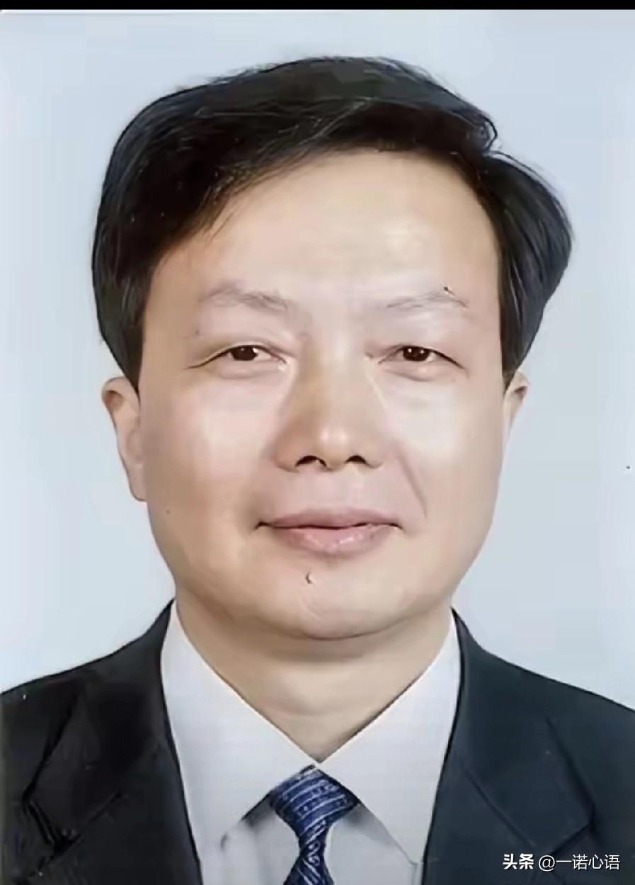 我觉得最恶心就是这样的人，在台上说的光冤堂皇，在台下，干着见不得人的勾当。
都说