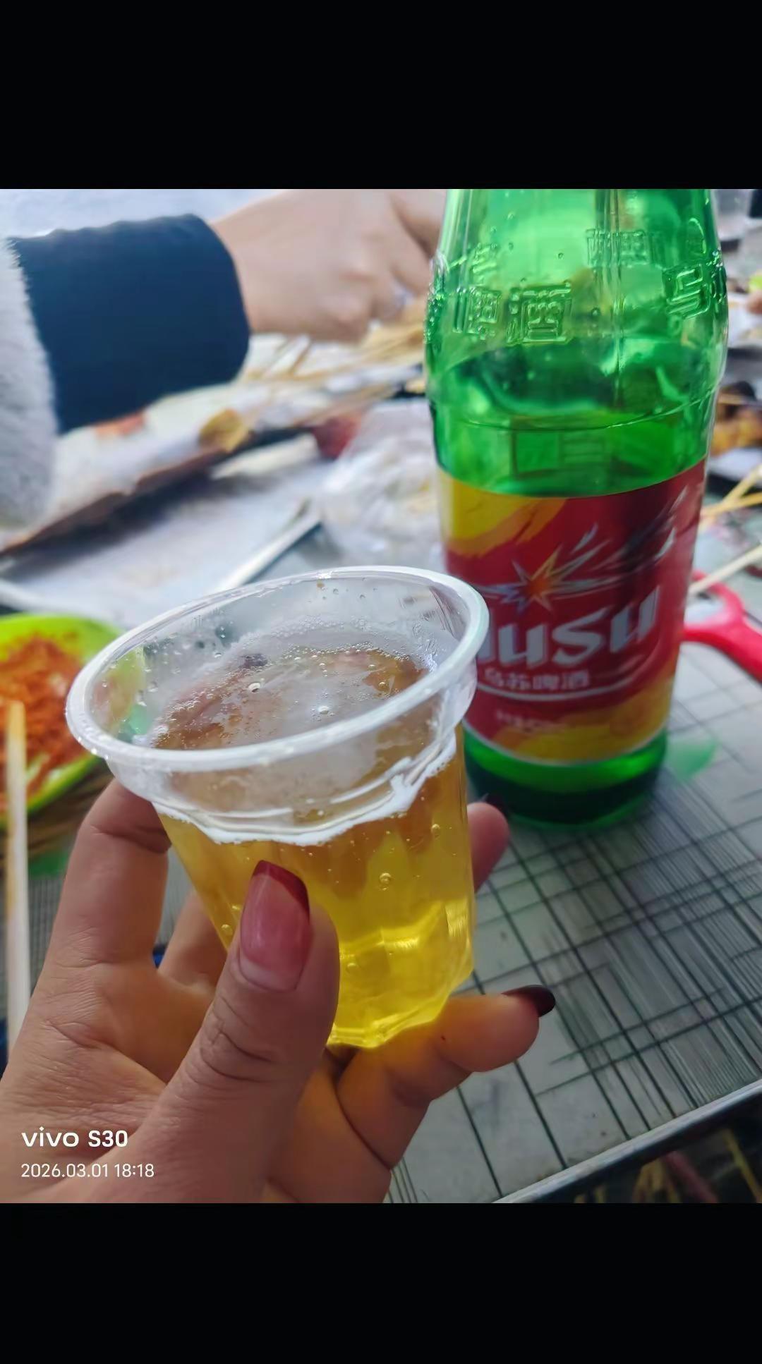 女人要学会喝点小酒，不是为了应酬，而是为了取悦自己。微醺之间，卸下所有疲惫与伪装