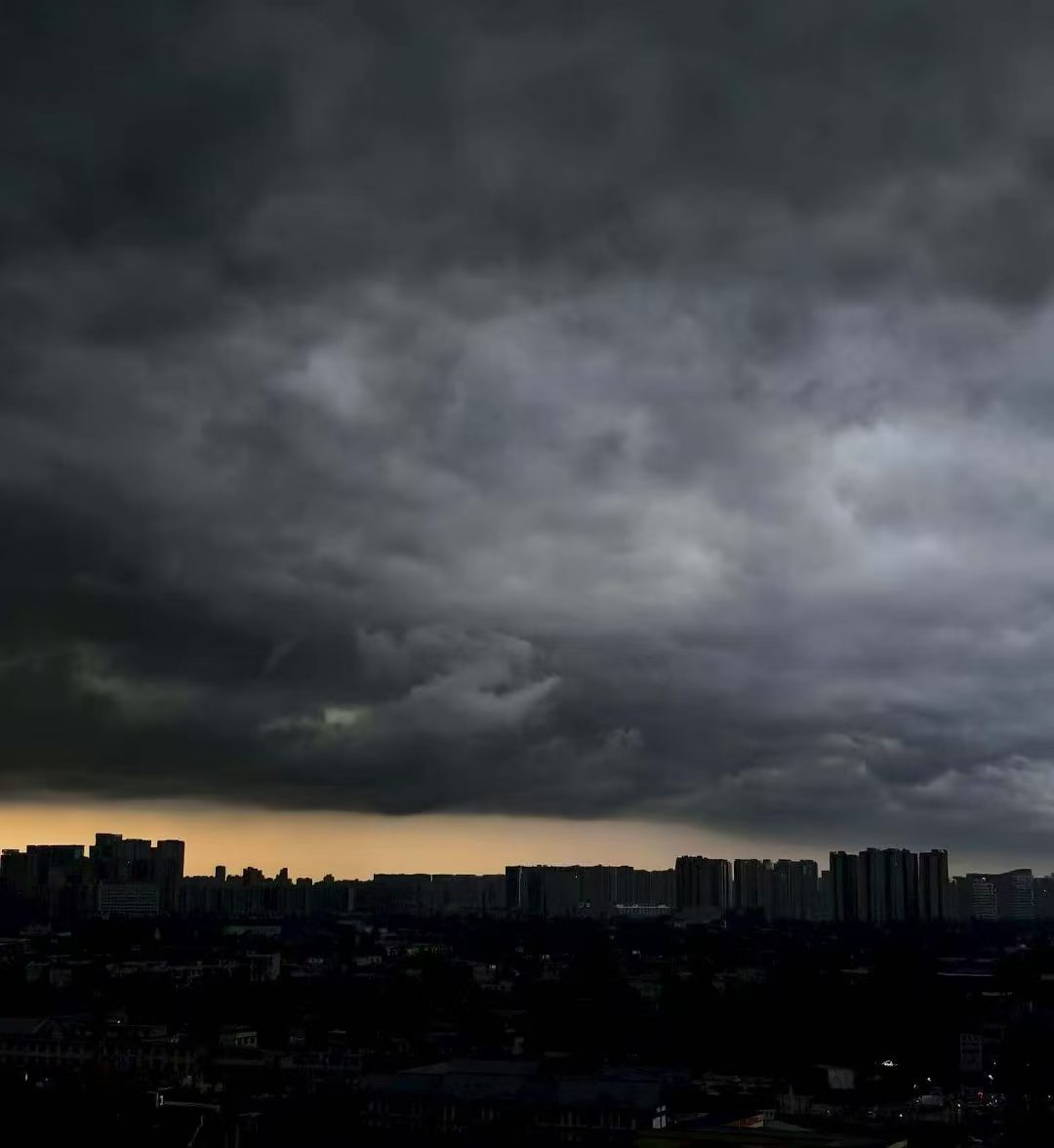 成都暴雨朋友发的成都现在的天待会儿的飞机回成都……这是要延误的节奏啊 深圳·深圳