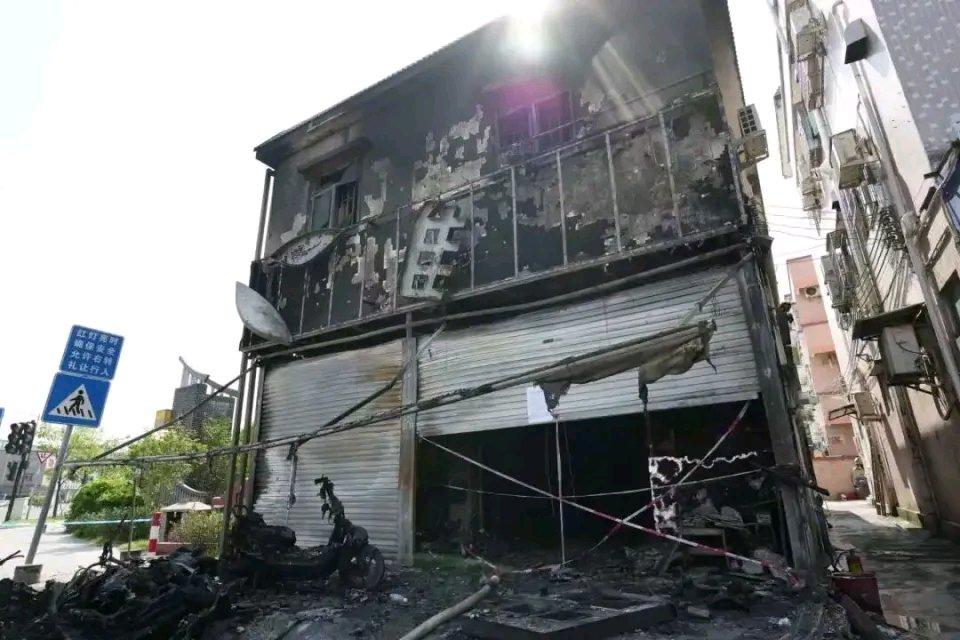 8月12日凌晨，广东中山三乡镇塘敢村一电动车行突发火灾。这家是“下店上宅”，多数