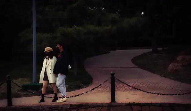 女生三天不回消息，大多数男人直接崩溃，疯狂轰炸“在吗”“怎么不理我”，结果越追越