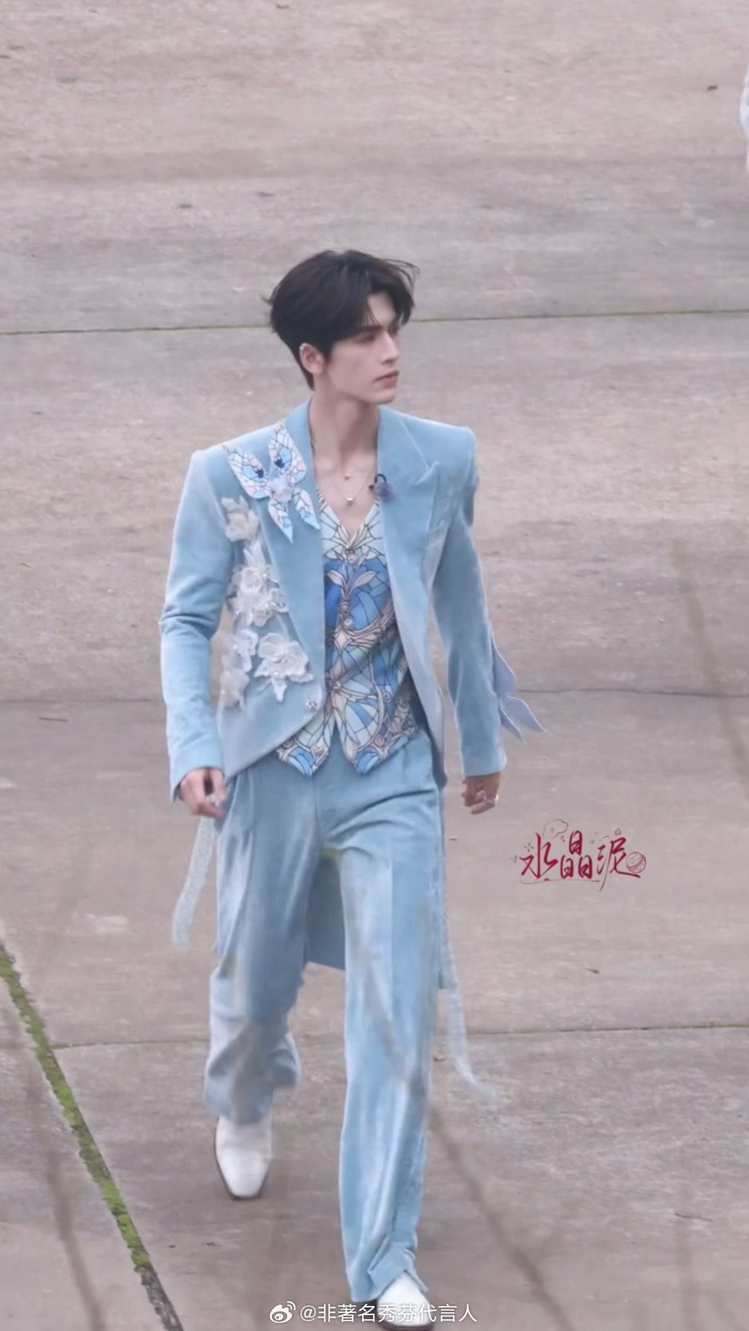 张凌赫蓝色花蝴蝶造型谁说仙子就不能是男的！！！ 