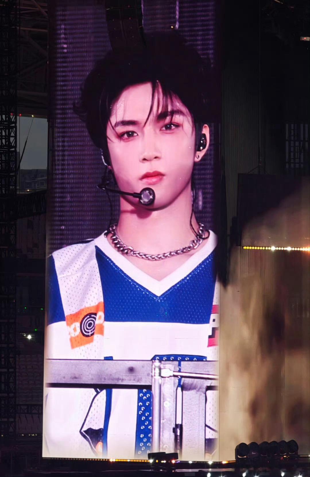 灯牌时代少年团演唱会时代少年团直播时代少年团演唱会设置免费补水点 演唱会现场开始