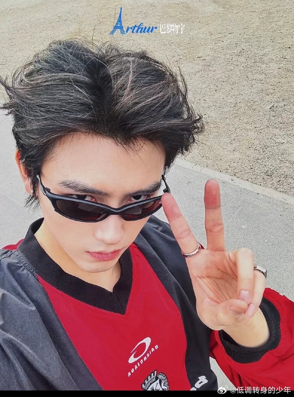 陈飞宇 吃的也不多还是得活着 巴黎世家帅瑟！脸瘦的有棱有角的，身材很有安全感！喜