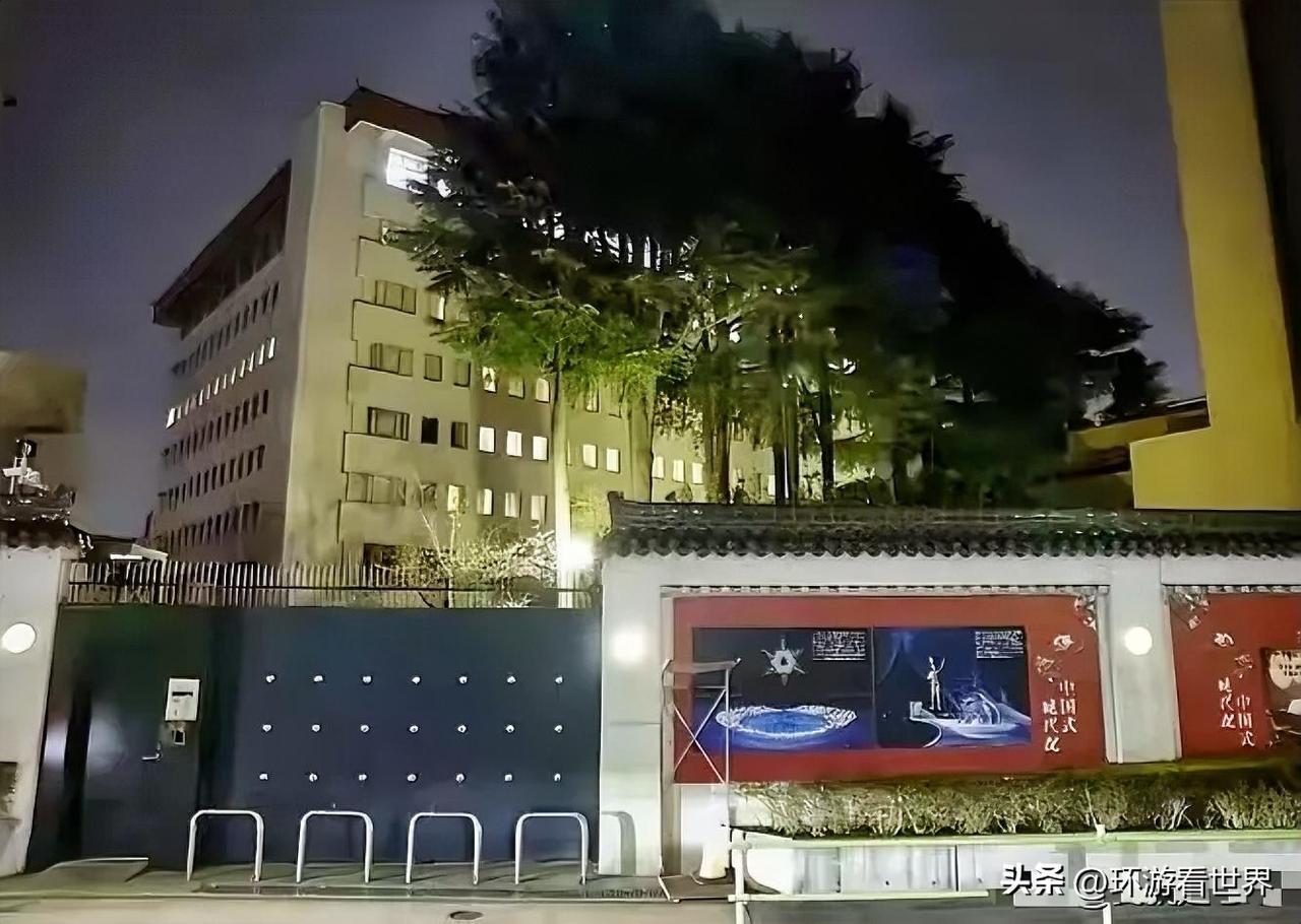 原来日本那个持刀强闯大使馆的军官曾经被咱们审讯了大概三个小时。很多最新消息陆续传