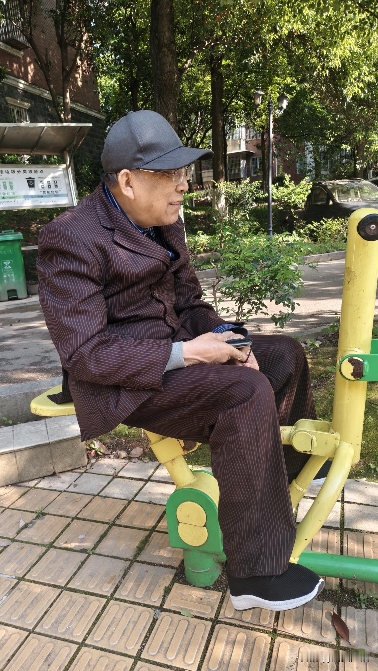 昨天国假前一天，学校放春假，我休息，盯盘之后，小区散步，遇到老乡刘老师，刘老师八