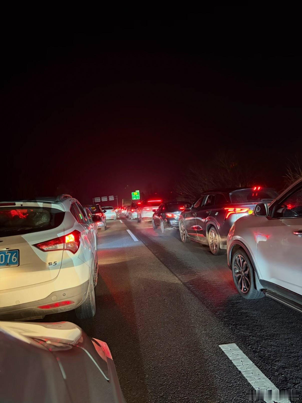 五一假期哪天最挤一群大聪明半夜出发，结果发现半路全是大聪明，一大早就堵死了