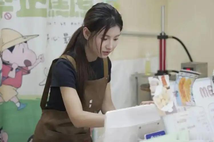短剧女演员拍完戏就回杭州卖卷饼，被人叫做卷饼西施，还有人专门从别的城市跑来打卡 