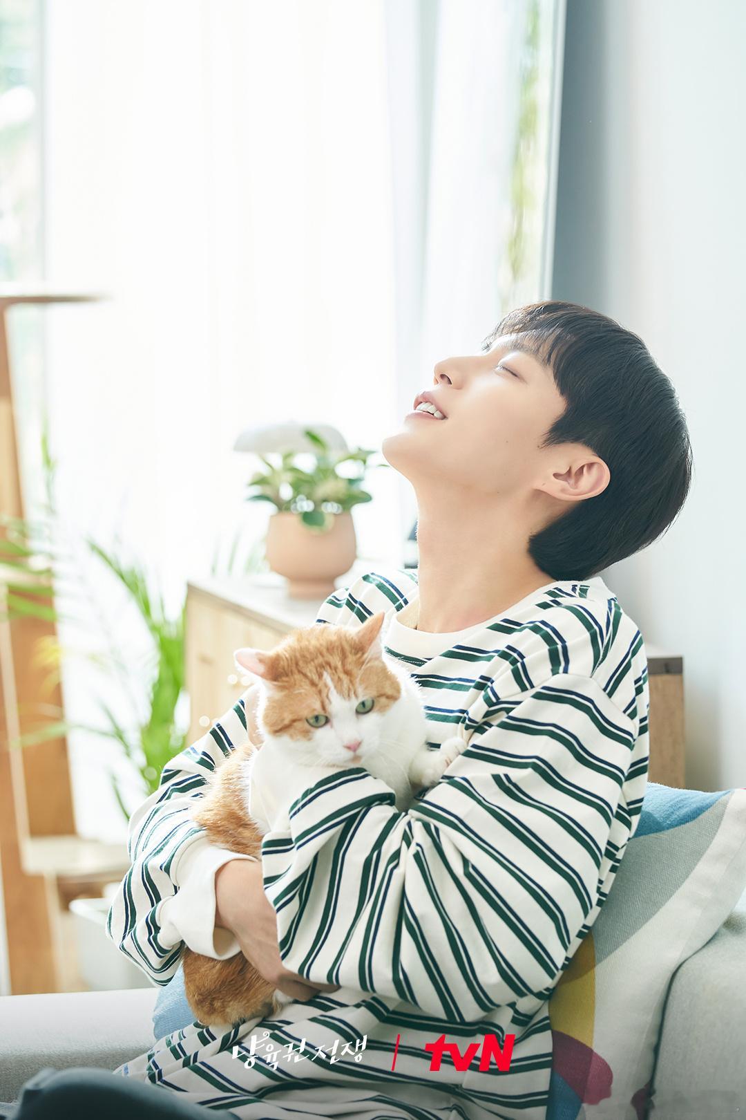 因为一只猫引发的战争～🐱尹斗俊X金瑟祺今晚就播了 是独幕剧 ​​​