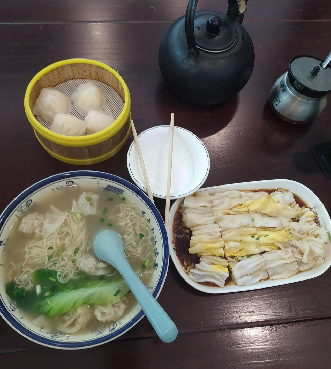 前几天出去玩儿，在景点旁边的一个广东面馆吃了一顿饭，有云吞面，有虾饺，有肠粉，才