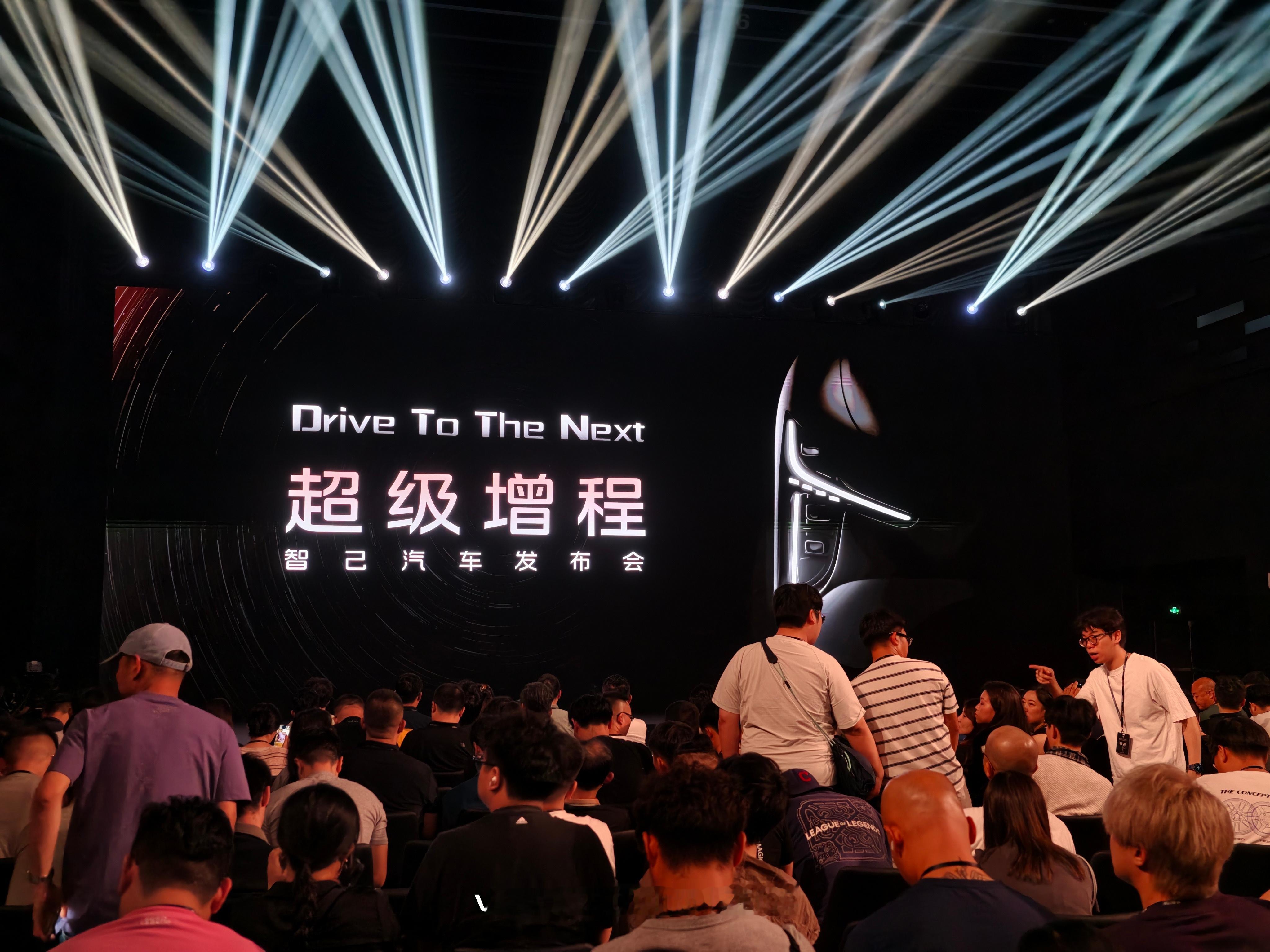 来了来了据说全新智己ls6的实车质感很不错，赶紧亮相吧[哈哈][哈哈]智己将于8