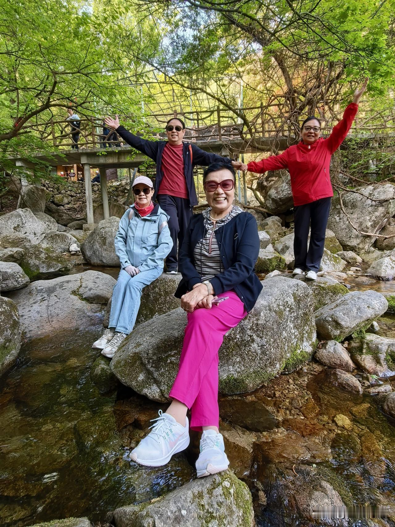 4月19日，我们张家口旅游小分队一行9人搞了个河南老君山附属游，一个是追梦谷，一