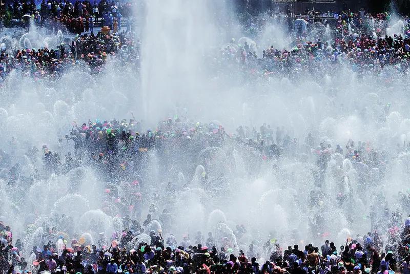 西双版纳泼水节游客疯狂“洗警” 西双版纳4月15日傣历1388年泼水节，数万名游