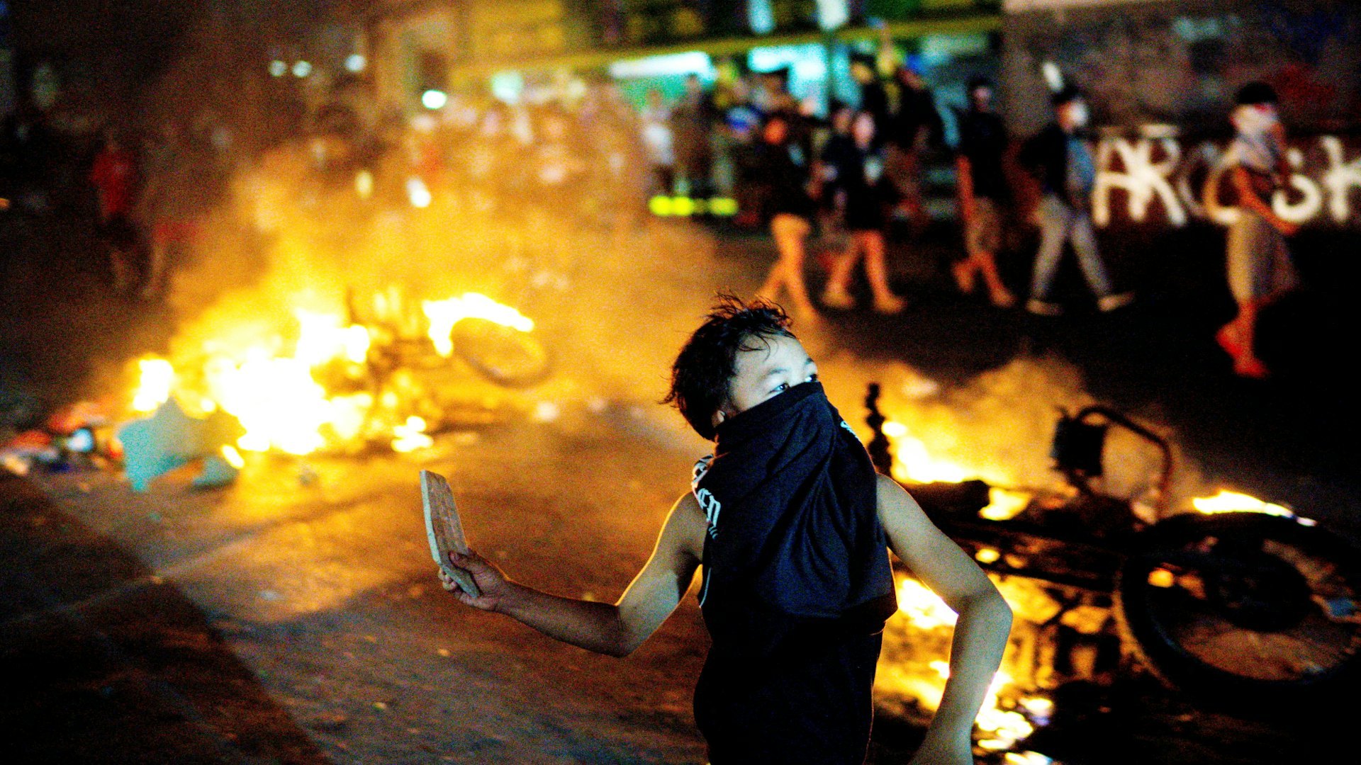 菲律宾数十万民众连续多日在马尼拉举行大规模示威，抗议防洪工程中存在的严重腐败问题