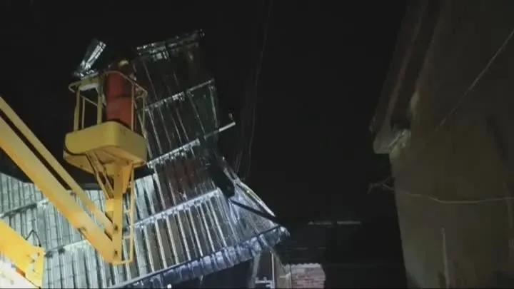 高邮临泽镇：彩钢瓦被大风刮挂高压线，多部门连夜排险
 
临泽镇遭遇短时强对流大风