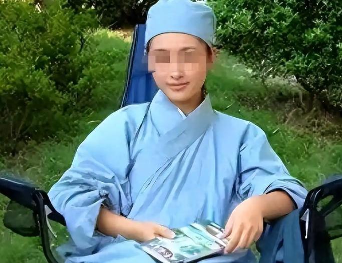 说起腐败这个词汇，很多人会想起做官群体。但其实在当下的华夏社会，个人觉得，最腐败