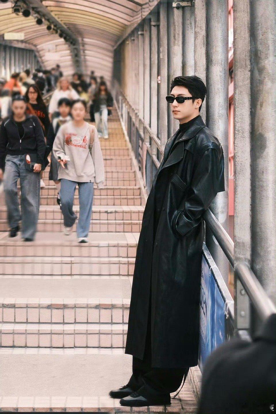 黄景瑜肩宽腿长一屏放不下 刷到黄景瑜最新路透我盯着看了好久，这宽肩这长腿根本截不