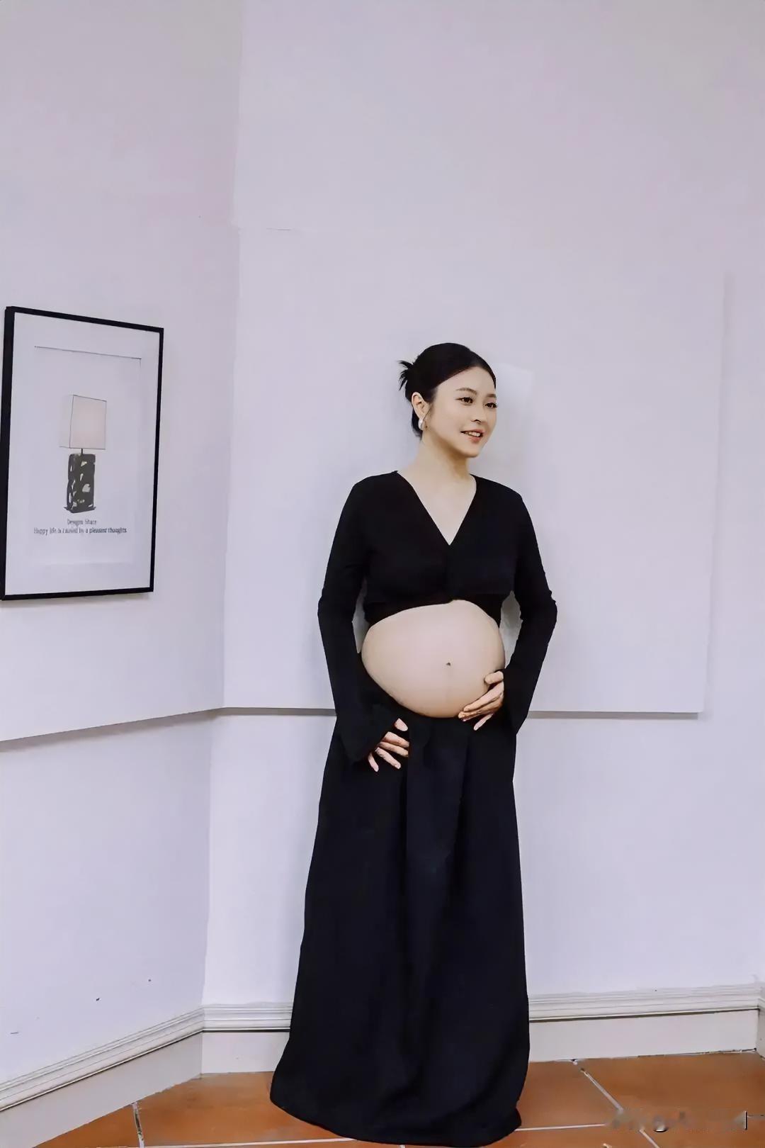 孕期的优雅瞬间，黑色长裙与孕肚巧妙融合。长裙孕妇照 气质孕期穿搭 黑色礼服孕照 