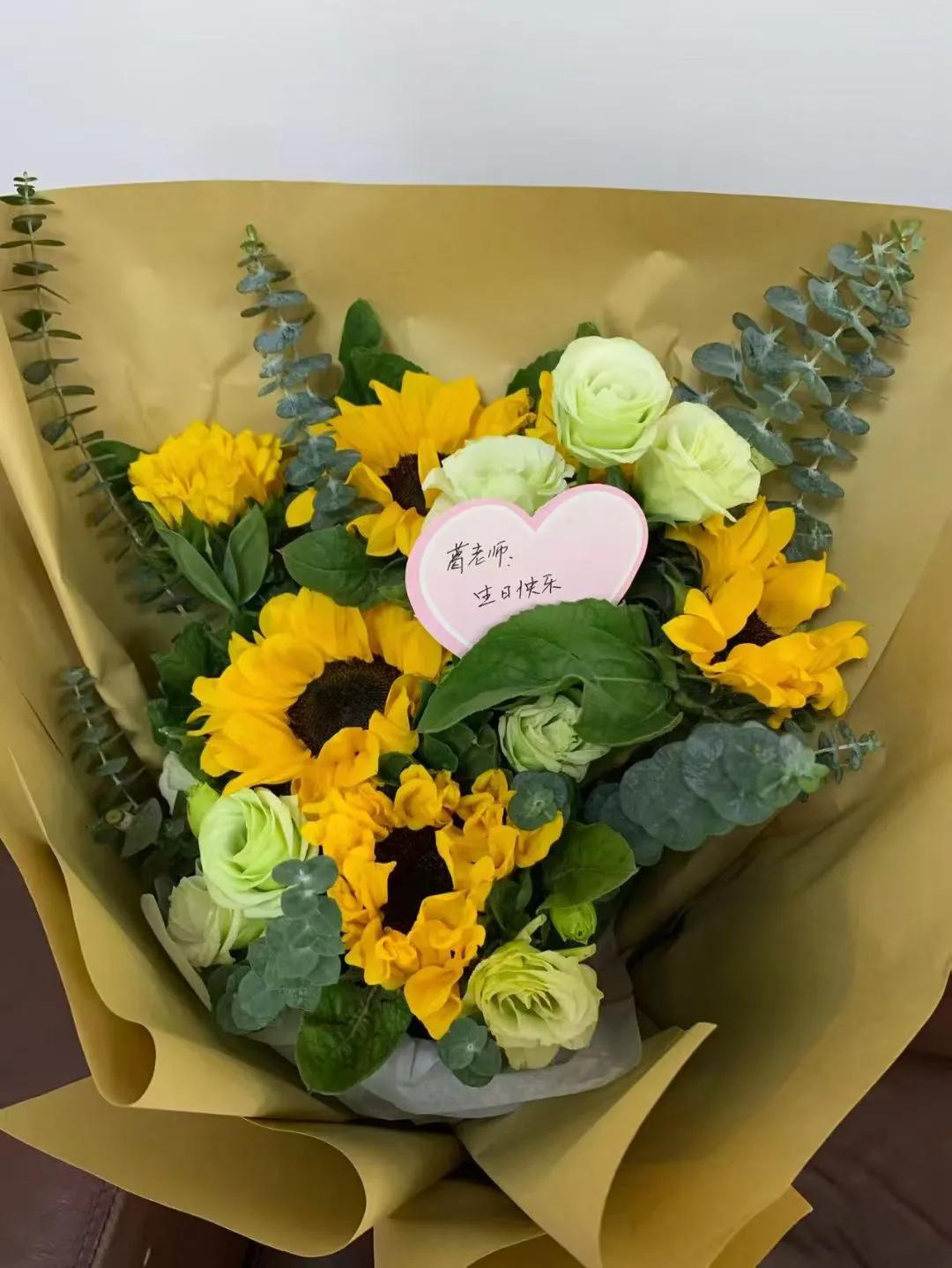 生日感悟：暮年自适何妨退，短景无营亦自长。况 有小儿同此趣 ， 一窗相对弄朱黄 