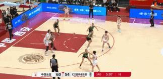 好球啊张子宇，我还以为她招呼队友拉开要自己单打，结果她偷偷瞄了一下右侧，助攻陈玉