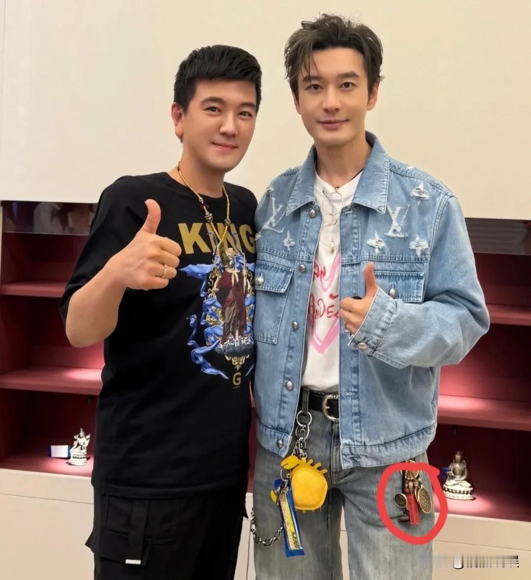 杨子晒与黄晓明合照，杨子还是有点“心机”的，自己用了十级美颜，却忘了给晓明哥修图